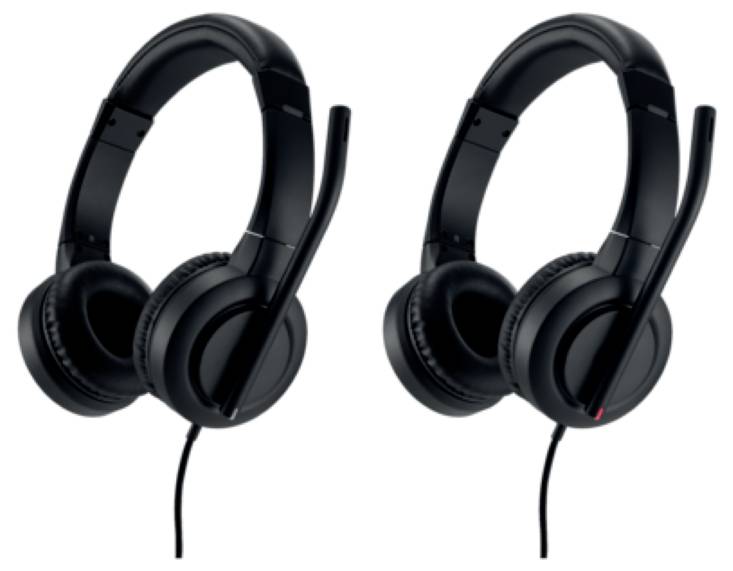 Twee identieke zwarte bedrade koptelefoons met microfoon, naast elkaar liggend.