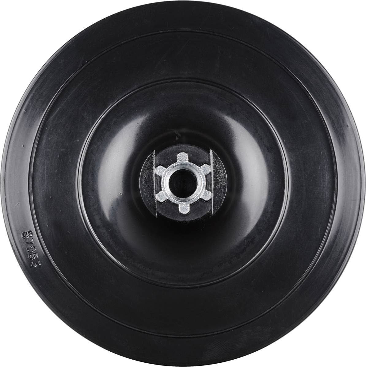 Zwart gegummeerd wiel met een metalen centrum, met radiaal gerangschikte ribben, tegen een witte achtergrond.