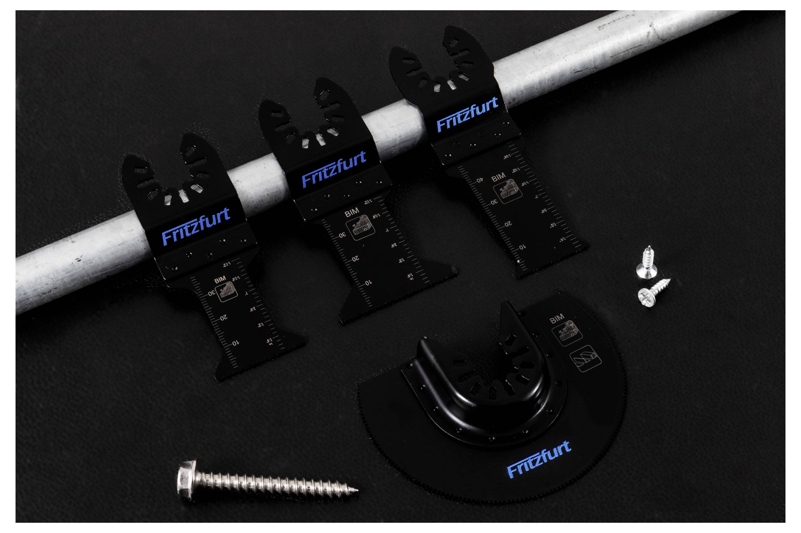 Gereedschappen omvatten een metalen pijpbeugel, drie zwarte klemmen, twee schroeven en één sleufkopschroef, allemaal voorzien van het label 'Fritzfurt.'