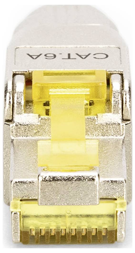 Een zilveren CAT 6A netwerkkabel connector met gele inzetstukken, gebruikt voor het verbinden van computers met netwerken via Ethernet-kabels.