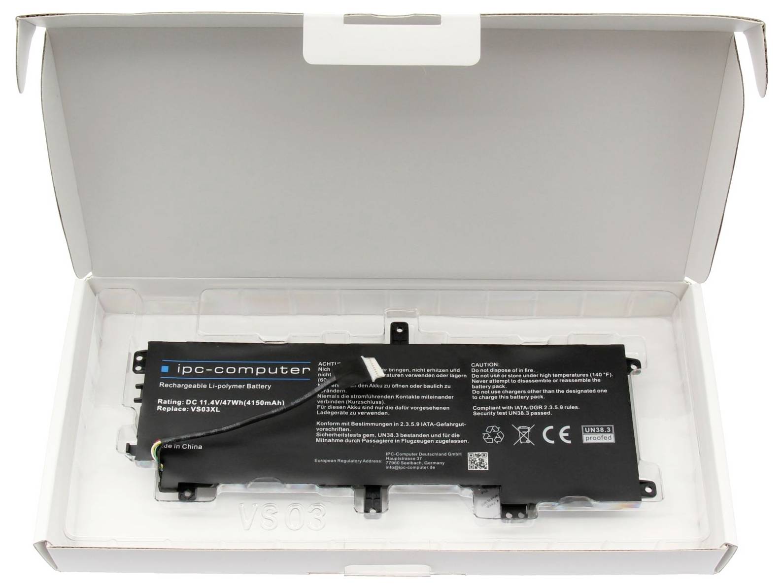 Een laptopbatterij ligt in een open verpakking. De batterij toont het merk 'ipc-computer' en specifieke technische gegevens.