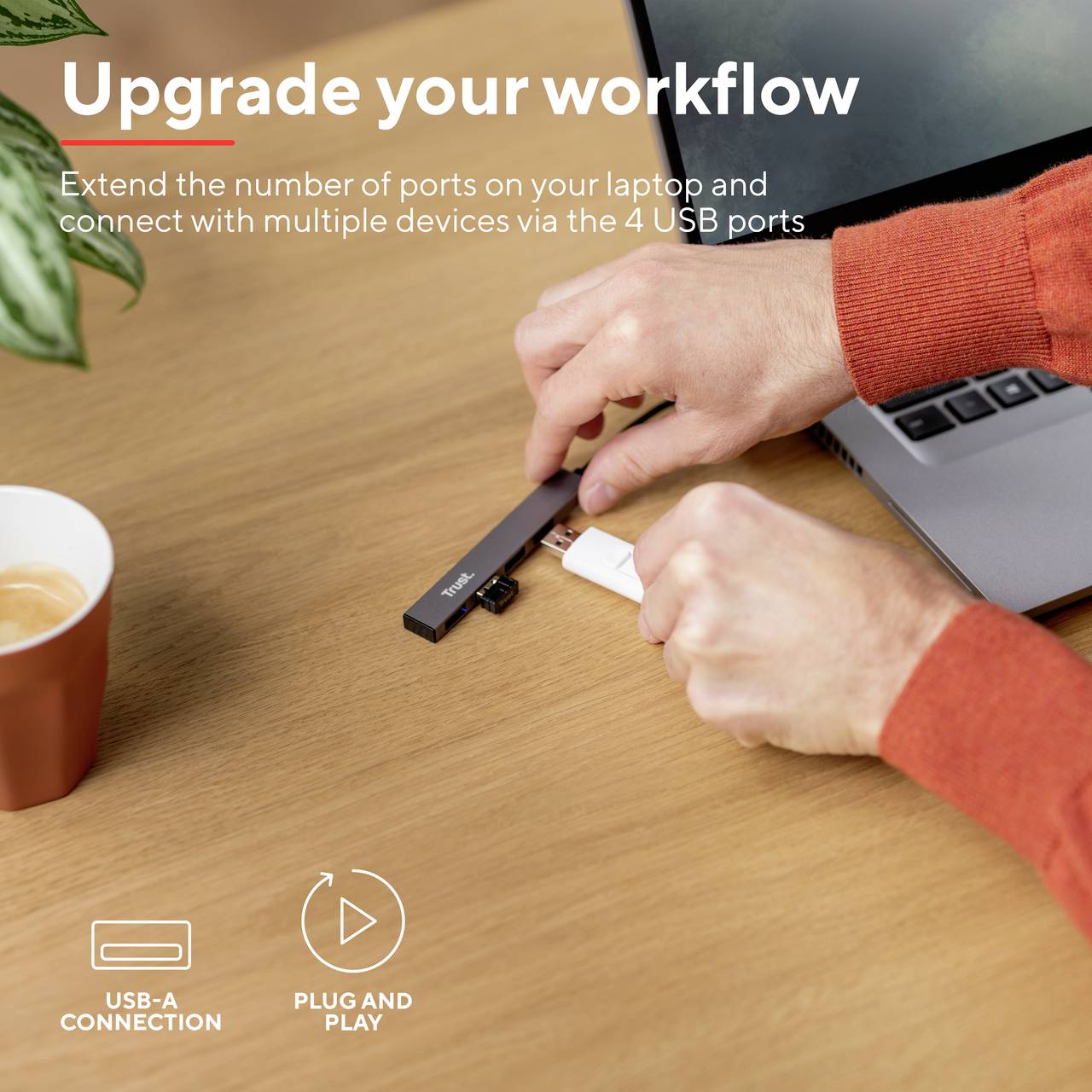 Persoon steekt een USB-kabel in een laptop, op een bureau met een kopje. Tekst: 'Verbeter je werkstroom' en uitleg over USB-aansluitingen.