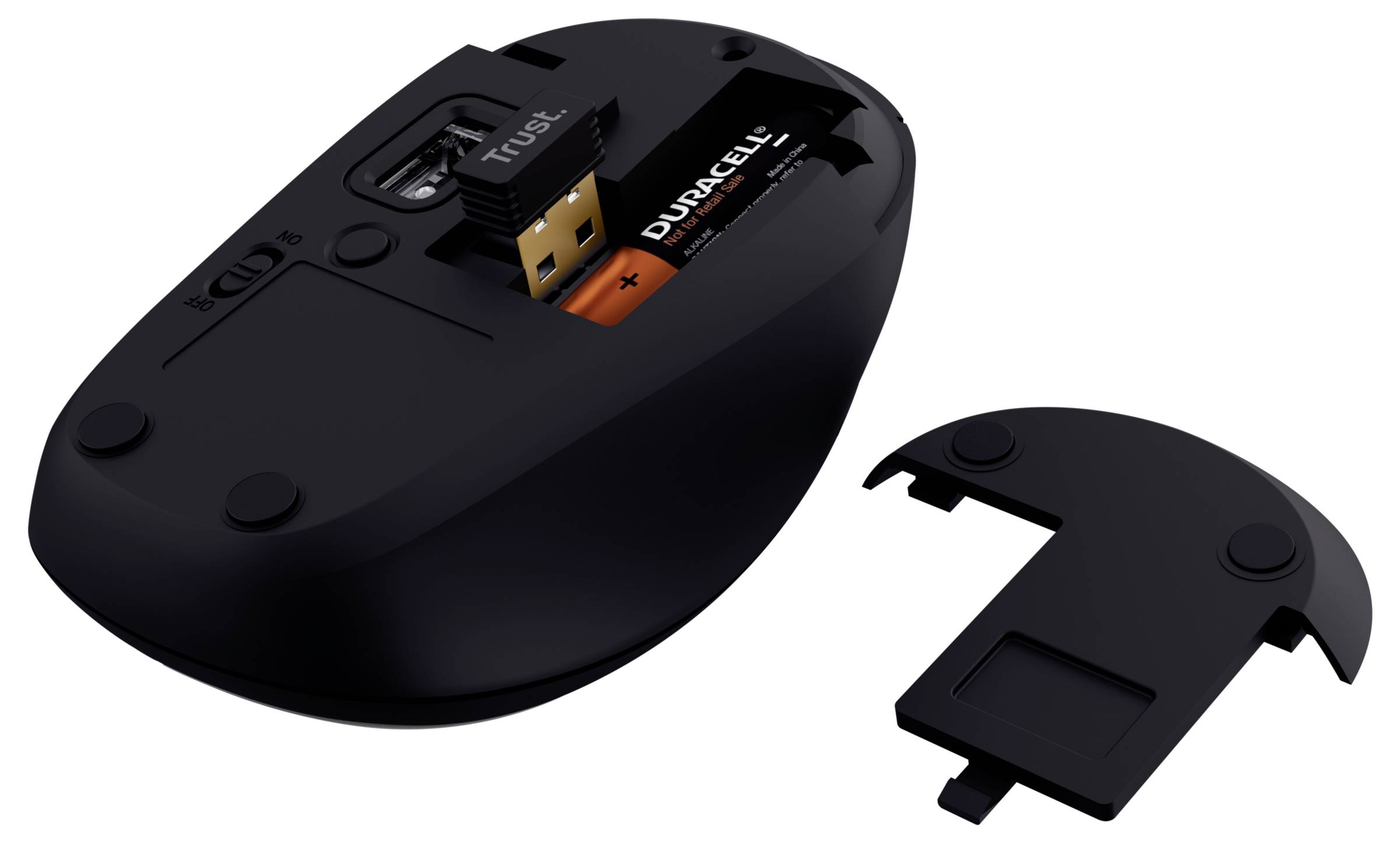 Een geopende zwarte computermuis met verwijderde afdekking toont een USB-ontvanger en een geplaatste Duracell-batterij.
