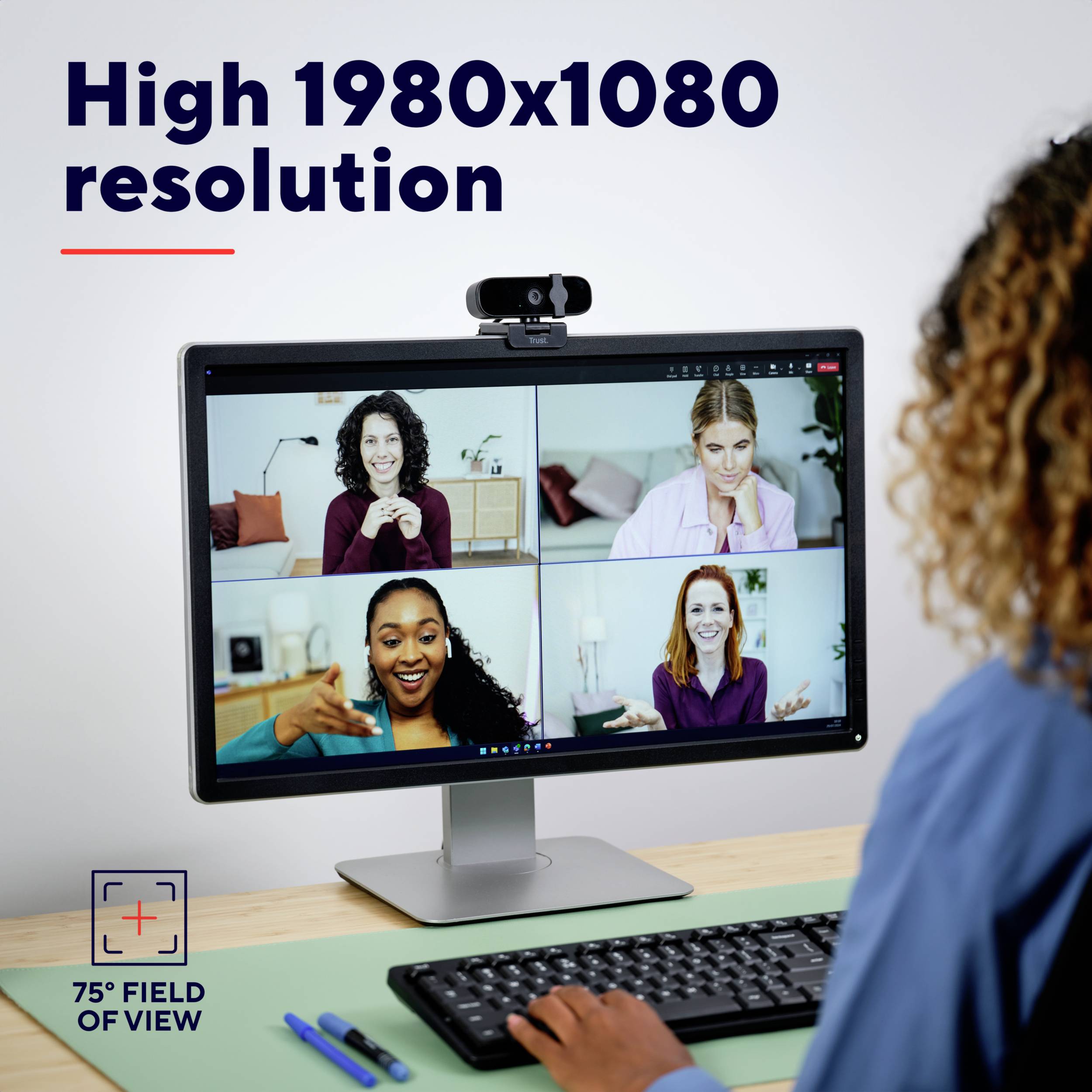 Een computermonitor toont een videoconferentie met vier personen, waarbij bovenaan de tekst 'High 1980x1080 resolution' staat.
