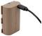 Een bruine lithium-ion-accu wordt opgeladen. Een zwart kabel is aangesloten op het bovenste uiteinde van de accu.