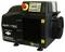 'Aero-Tec Compack compressor met directe aandrijving, voorzien van bedieningspaneel, noodstopknop en waarschuwingslabels op een compacte zwarte behuizing.'