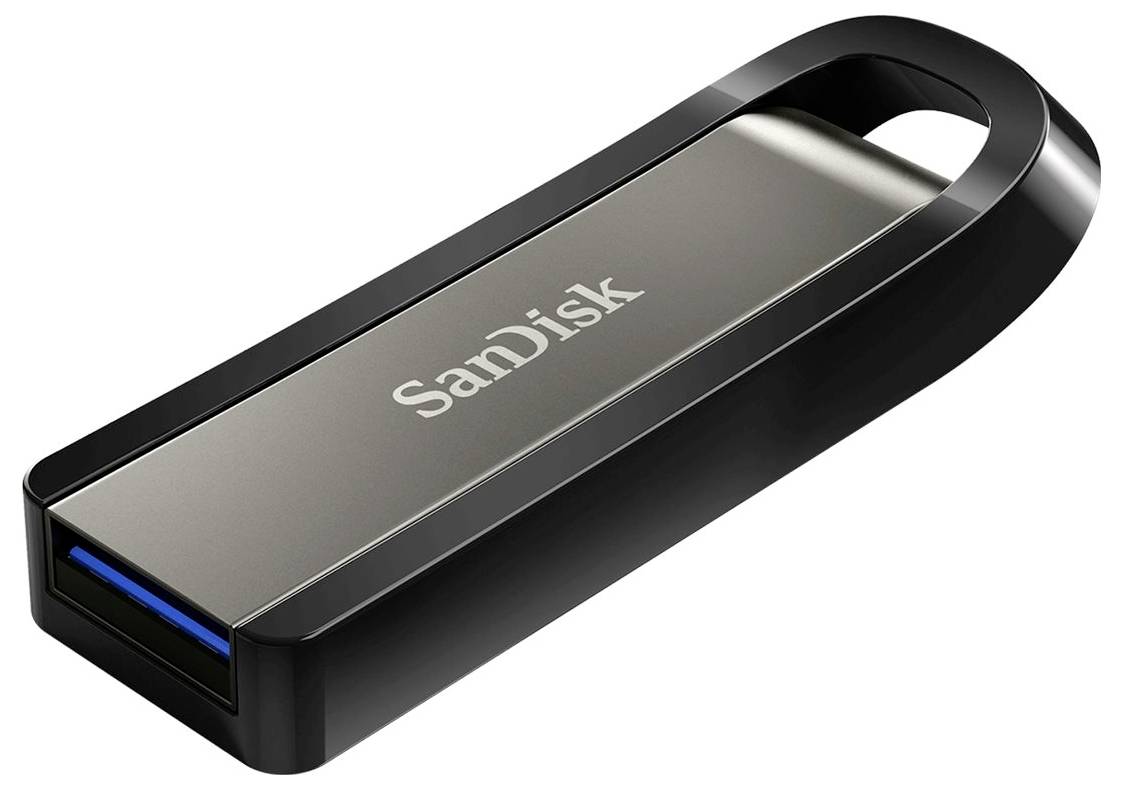 Een USB-stick van metaal met het opschrift 'SanDisk'. De stick heeft een zwarte behuizing en is compact ontworpen.