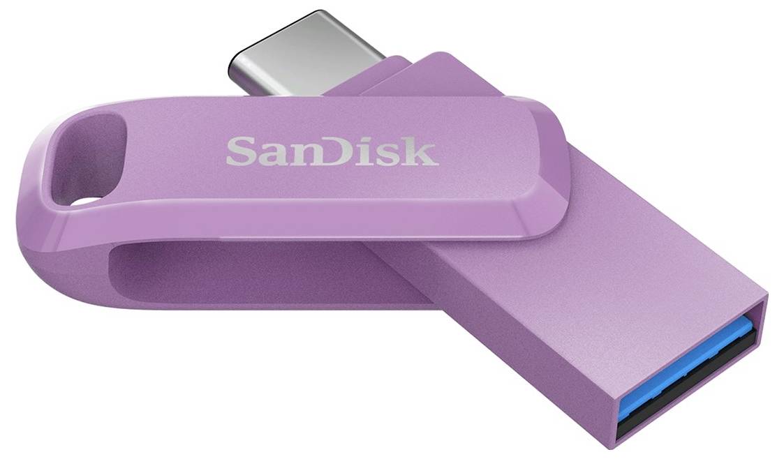 Een paarse USB-stick met het opschrift 'SanDisk', gedeeltelijk ingestoken, op een witte achtergrond.