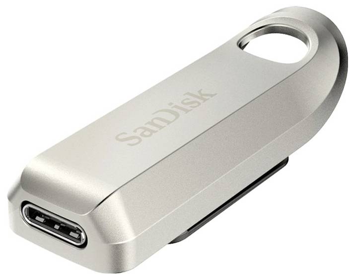 Een zilveren USB-stick van SanDisk met USB-C aansluiting en lusje aan het achtereinde, ligt op een wit oppervlak.