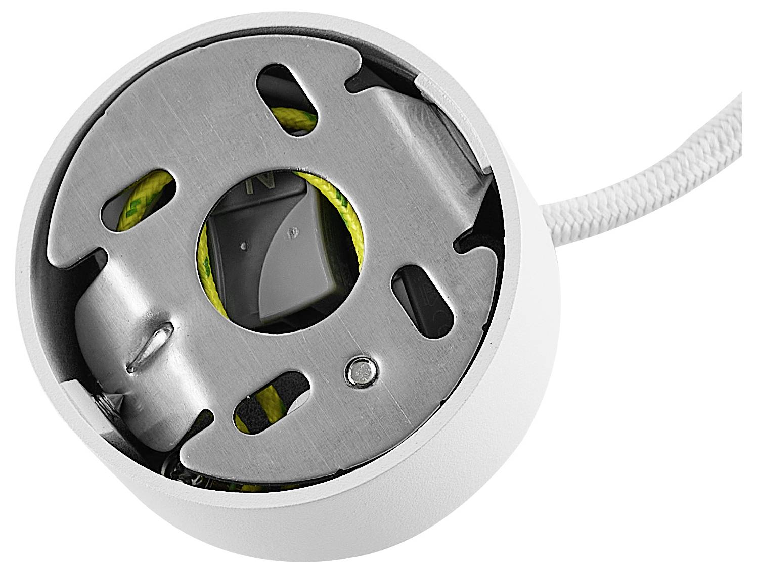 Een cirkelvormige elektrische aansluiting met metalen componenten en zichtbare kabels, waarschijnlijk voor de installatie van verlichting.