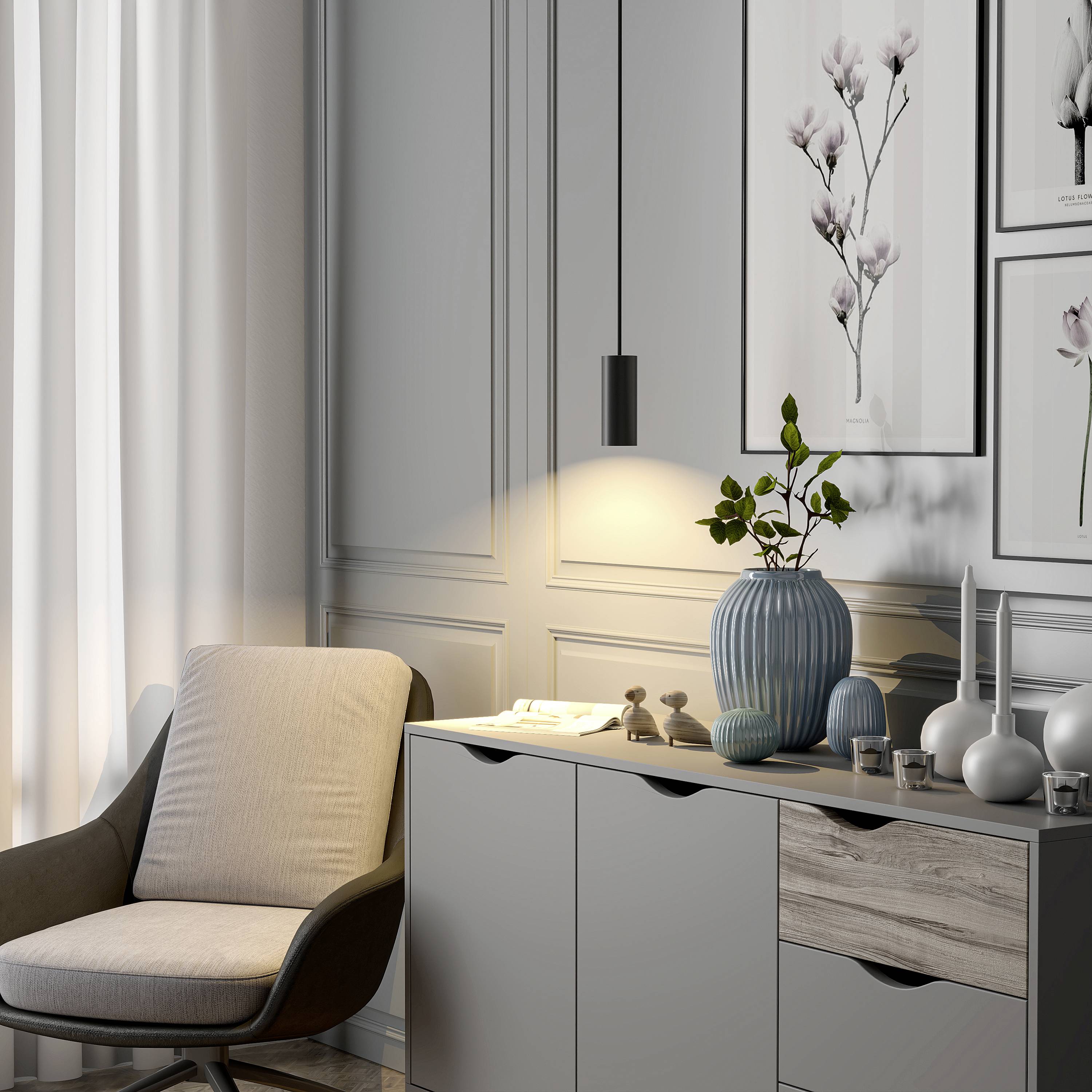 Een gezellige woonkamer met een lichtgrijze fauteuil, dressoir, vaas met bloemen en zachte verlichting. Aan de muur hangen bloemenschilderijen.