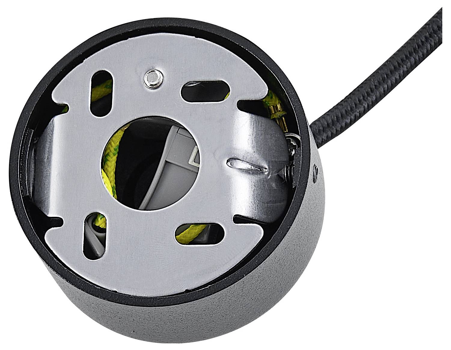 Ronde, metalen behuizingsdeksel van een elektronisch apparaat met zichtbare kabels.