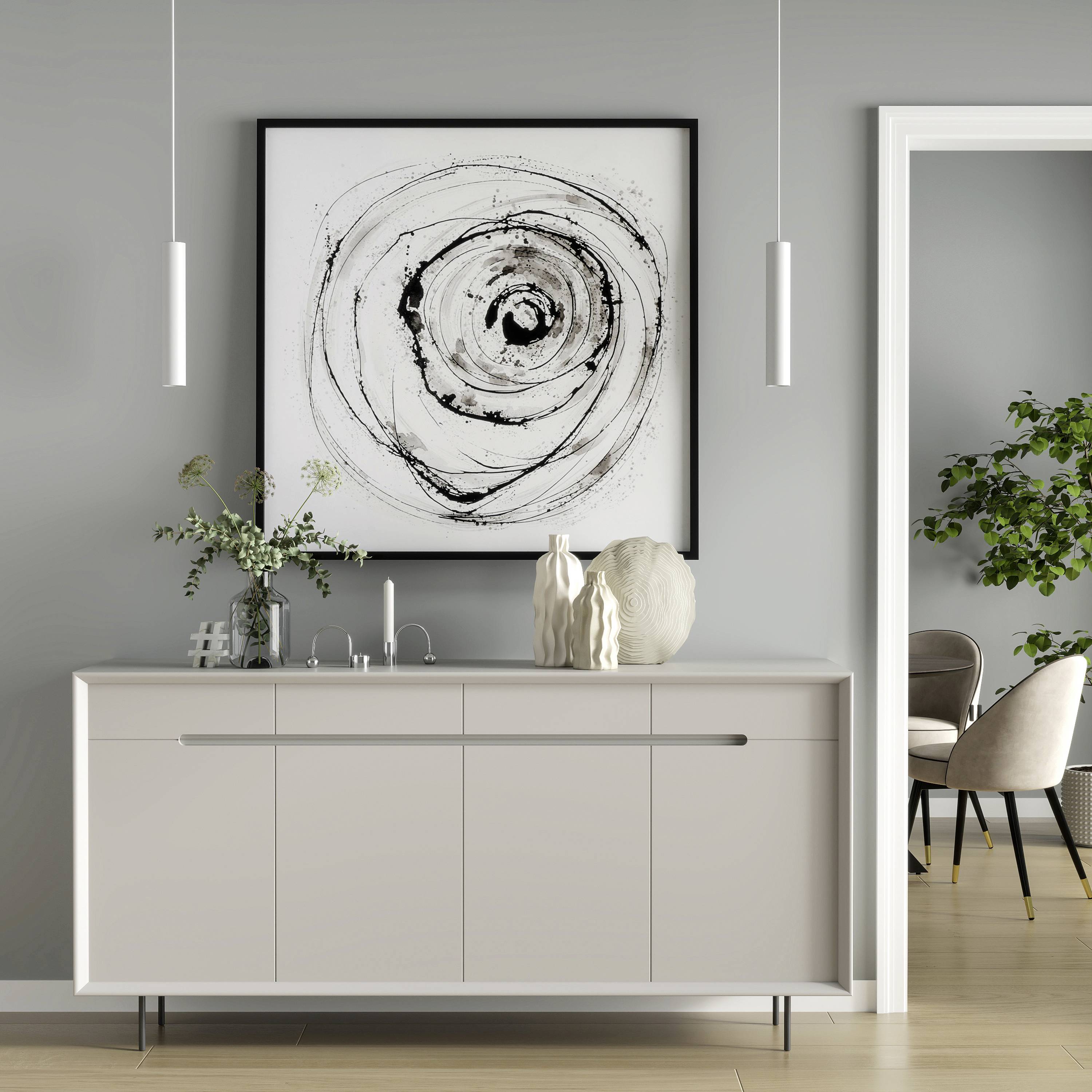 Een modern woonkamer toont een wit dressoir met decoratie, eronder vazen en een plant. Een abstract kunstwerk hangt aan de muur.