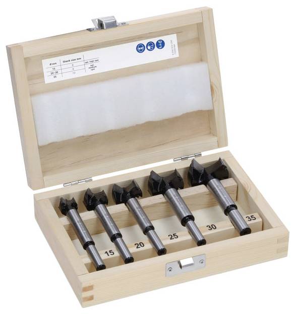 Vijf Forstner-boren in een houten kist. Maten zijn 15, 20, 25, 30 en 35 millimeter. Geschikt voor precisie-boringen in hout.