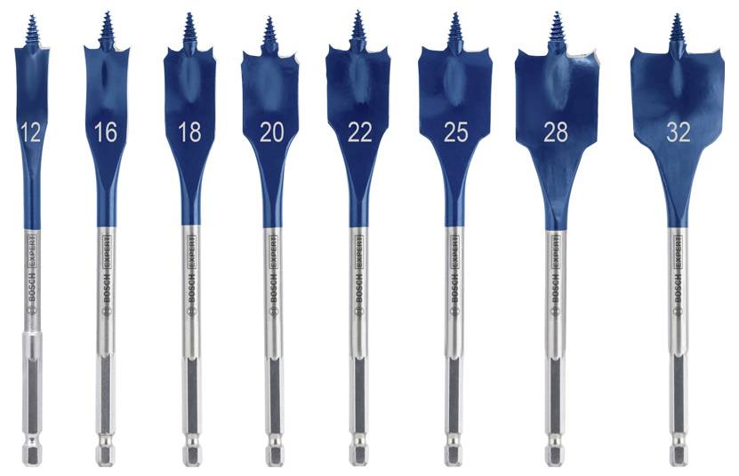 Acht blauwe houtboren in verschillende maten van 12 tot 32 mm. Ze zijn op een rij gerangschikt en tonen de spiraalvormige punten.