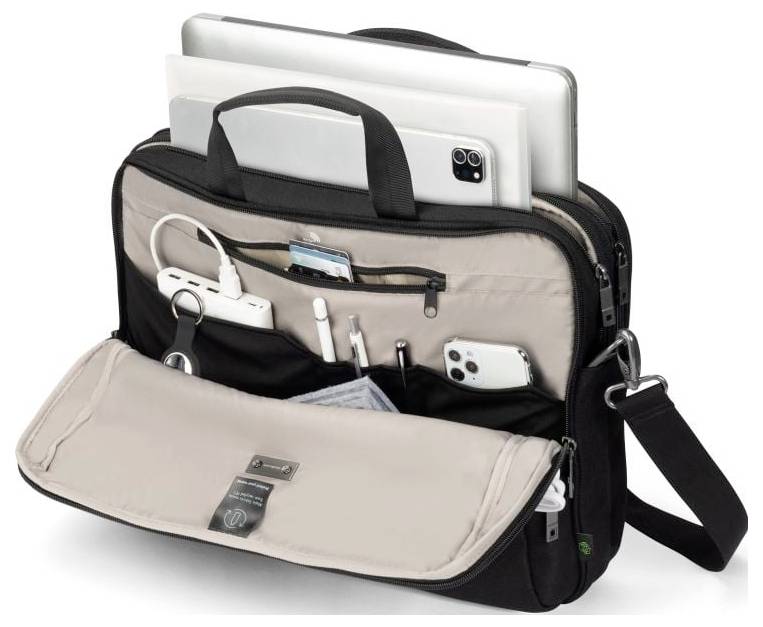 Een geopende, zwarte laptoptas met meerdere vakken toont een laptop, een smartphone, kabels, een adapter en schrijfbenodigdheden.