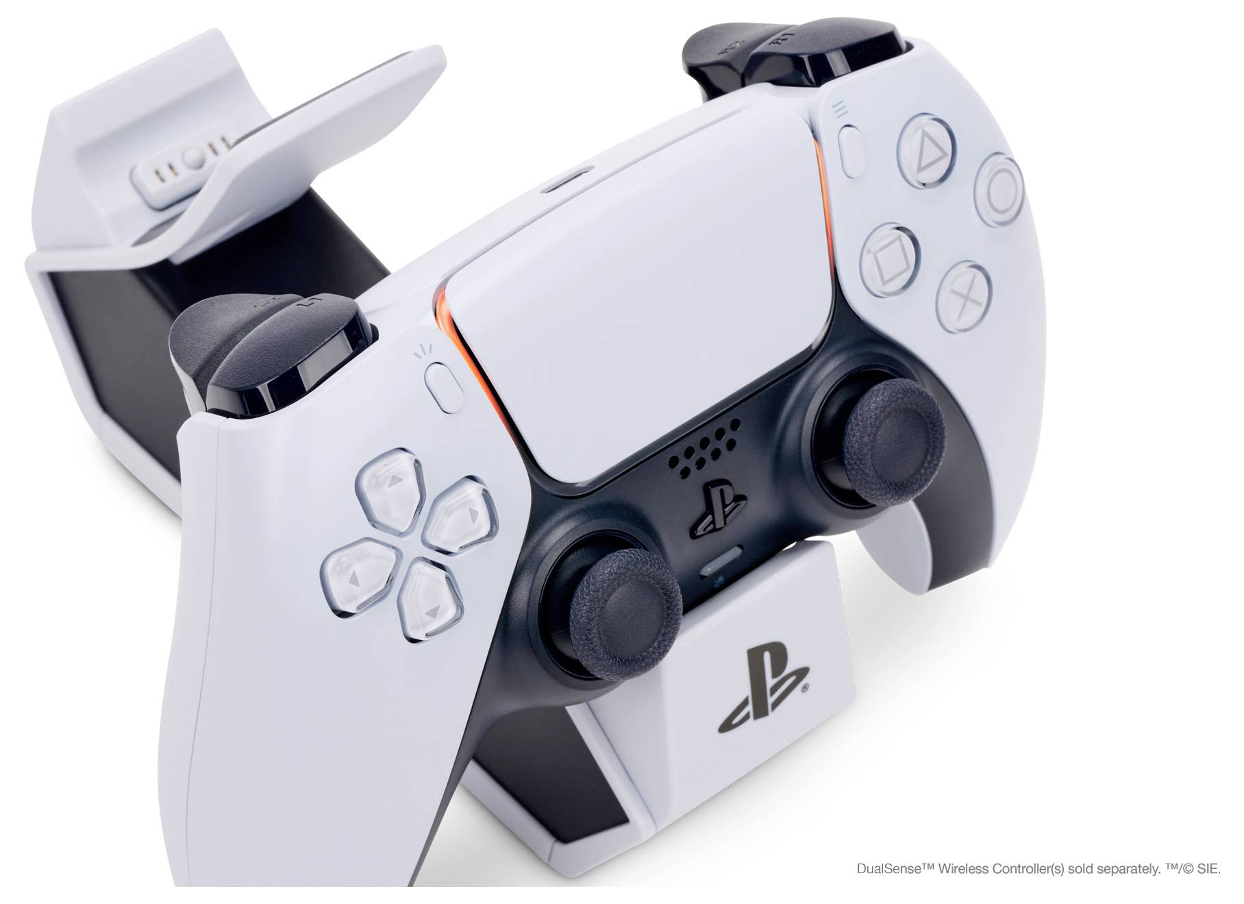 Een witte game-controller staat in een laadstation. De controller heeft ergonomische handgrepen en toont het PlayStation-logo.