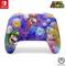 Een kleurrijke Nintendo Switch-controller met afbeeldingen van Mario, Luigi en Prinses Peach tegen een wolkige achtergrond.