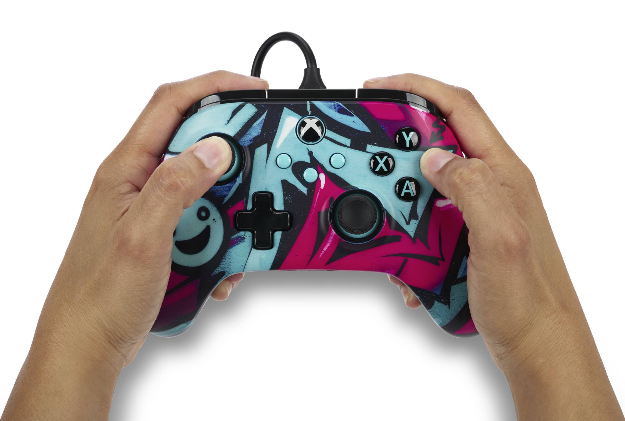 Een persoon houdt een kleurrijke gamecontroller vast met blauwe, zwarte en roze patronen. Twee handen bedienen de knoppen.