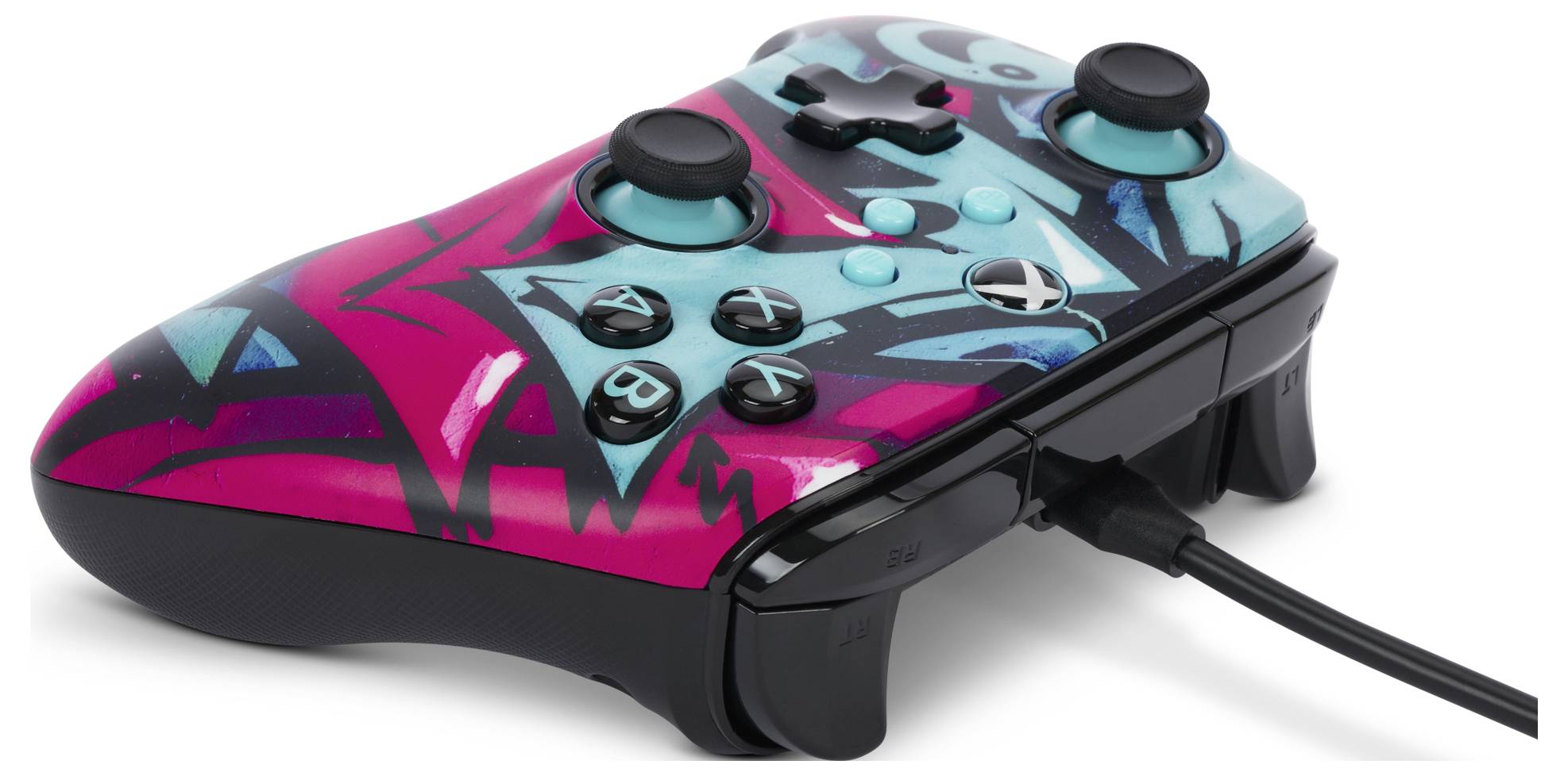 Een videospelcontroller met een kleurrijk, abstract design in blauw- en roze tinten, verbonden met een kabel.