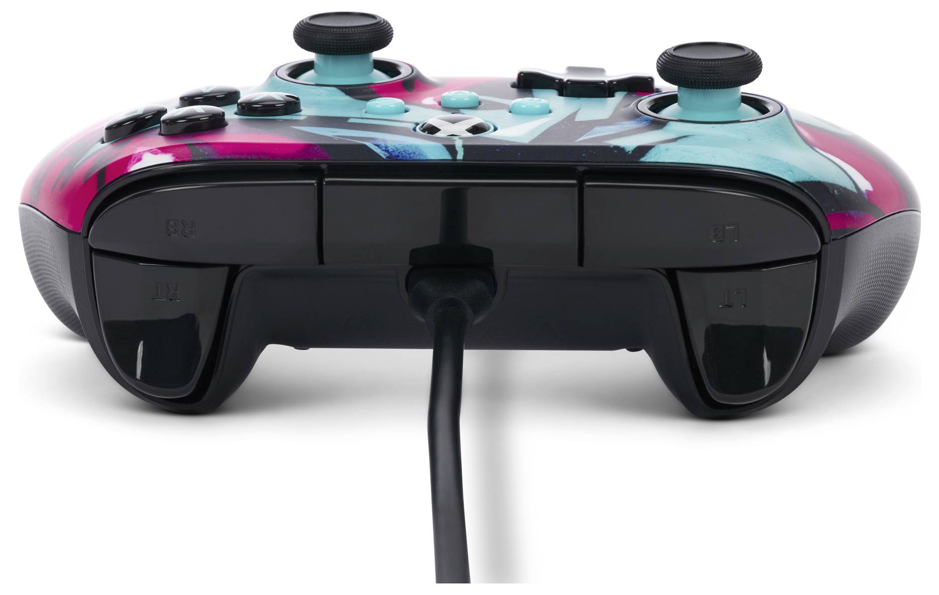 Draadloze game-controller met kleurrijk design, aangesloten via een USB-kabel, zichtbare knoppen aan de bovenkant.