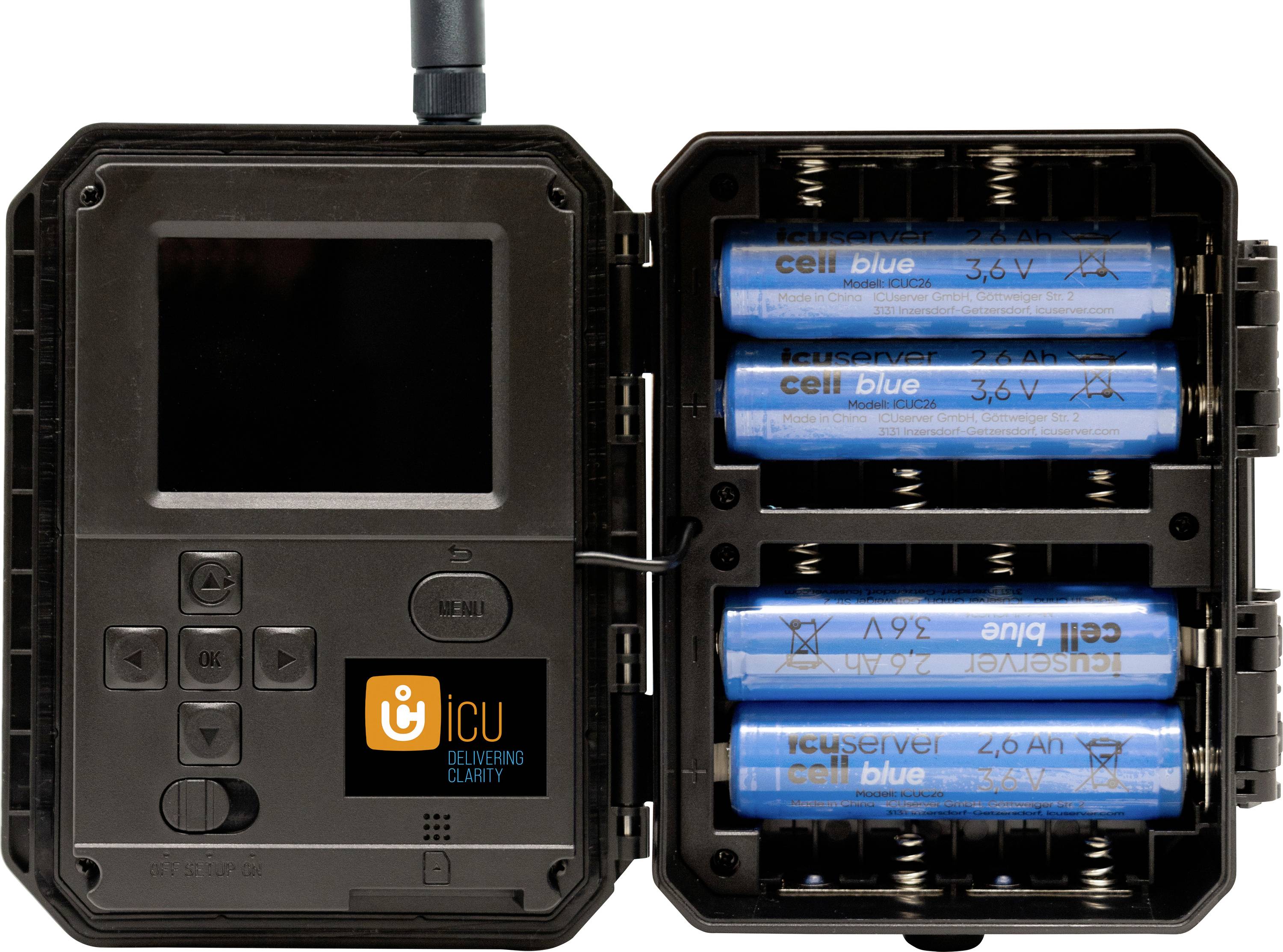 Camera met batterijvak geopend. Links display en toetsen, rechts zes blauwe batterijen in twee rijen.