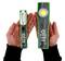 Twee zaklantaarns met groene accenten, vastgehouden in handen. Links 500 lumen, rechts 1.200 lumen, van Cadea Computer Systems.