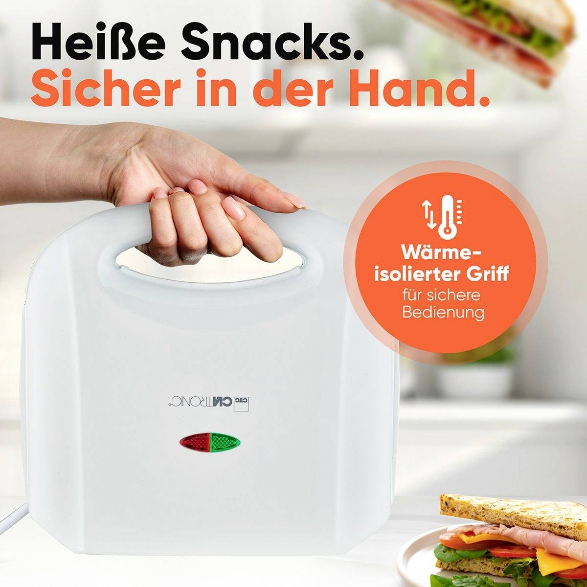 Een tosti-ijzer met geïsoleerde handgreep, vastgehouden door een hand. Tekst: 'Warme snacks. Veilig in de hand.' Tosti op de voorgrond.