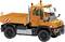 Een oranje kiepwagen-vrachtwagen met de tekst 'UNIMOG' aan de bestuurderskant. De wagen is compact en geschikt voor gebruik op bouwlocaties.