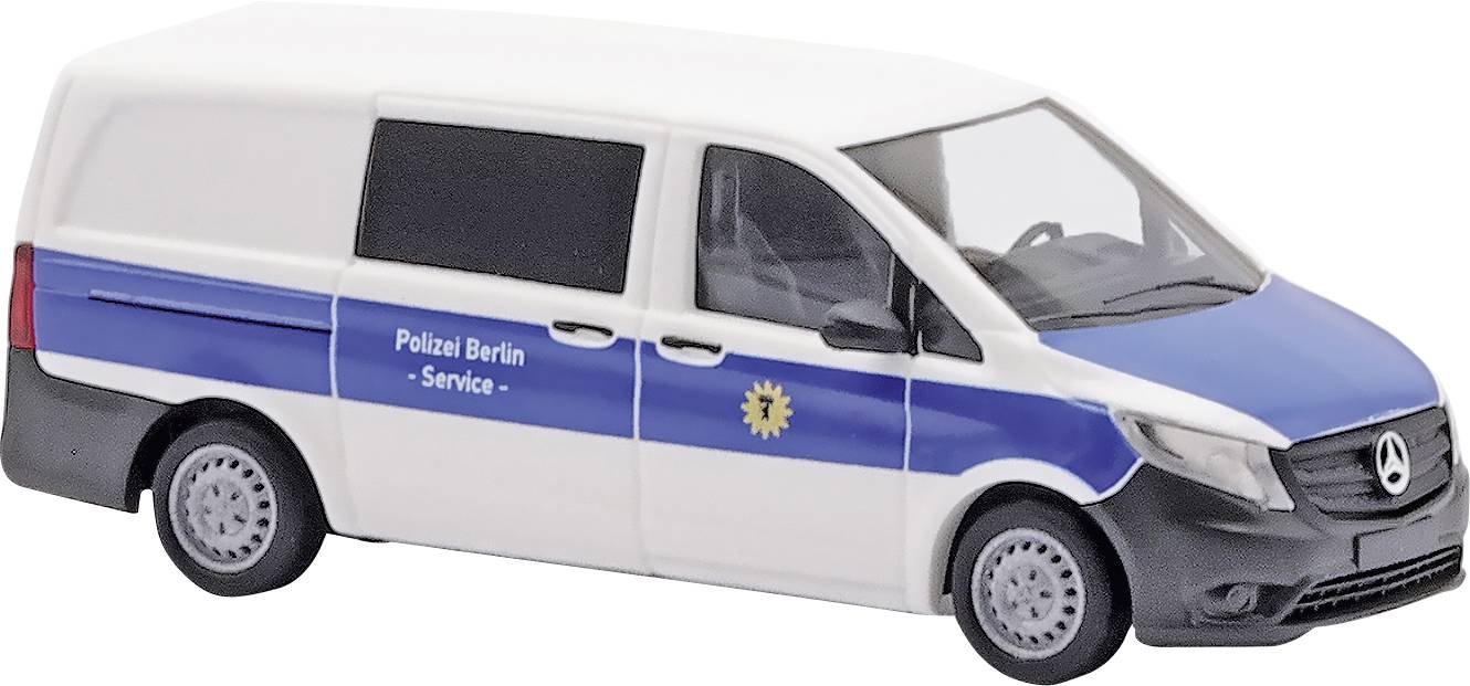 Een witte bestelwagen met een blauwe zijlijn en politielogo, voorzien van het opschrift 'Politie Berlijn - Service'.