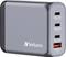 Een grijs oplaadstation van Verbatim met drie USB-C-poorten en een USB-A-poort. De USB-C-poorten ondersteunen 100 W, 65 W en 30 W.