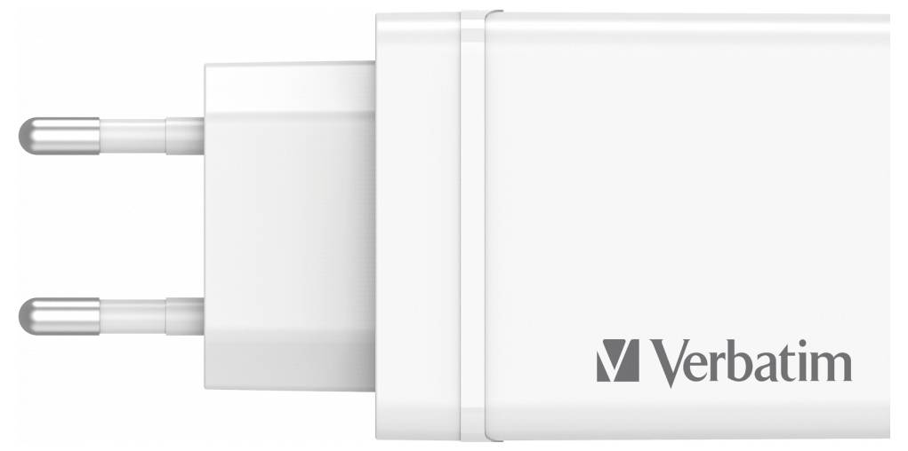 Een wit USB-oplader van Verbatim met twee pinnen, dat wordt gebruikt voor het opladen van elektronische apparaten.