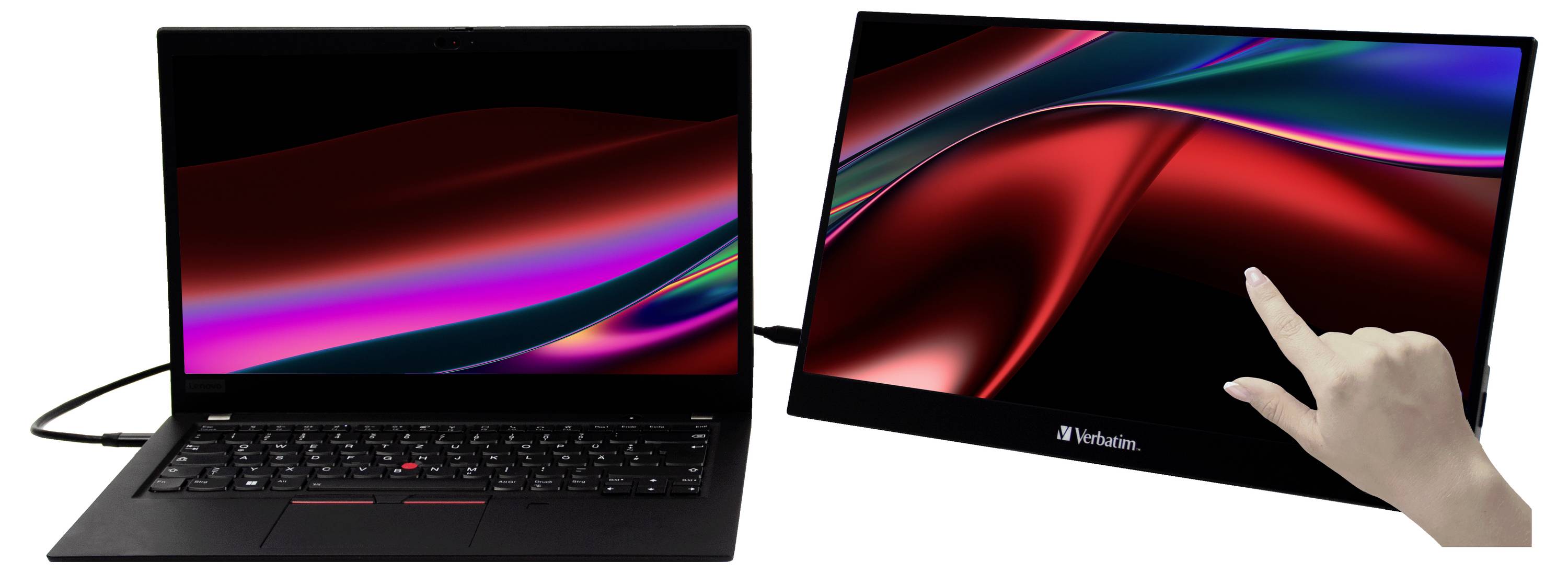Een laptop met een aangesloten externe monitor die wordt aangeraakt door een hand. Het scherm vertoont levendige kleurverloop.