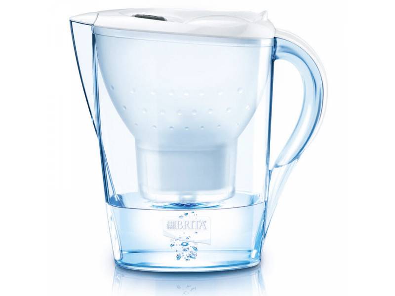 Een blauwe waterfilterkan van kunststof met een handvat en deksel. Op de kan is het logo 'BRITA' zichtbaar.