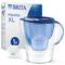 Een blauwe BRITA Marella XL waterfilterkan naast een verpakking en een Maxtra Pro filterpatroon.
