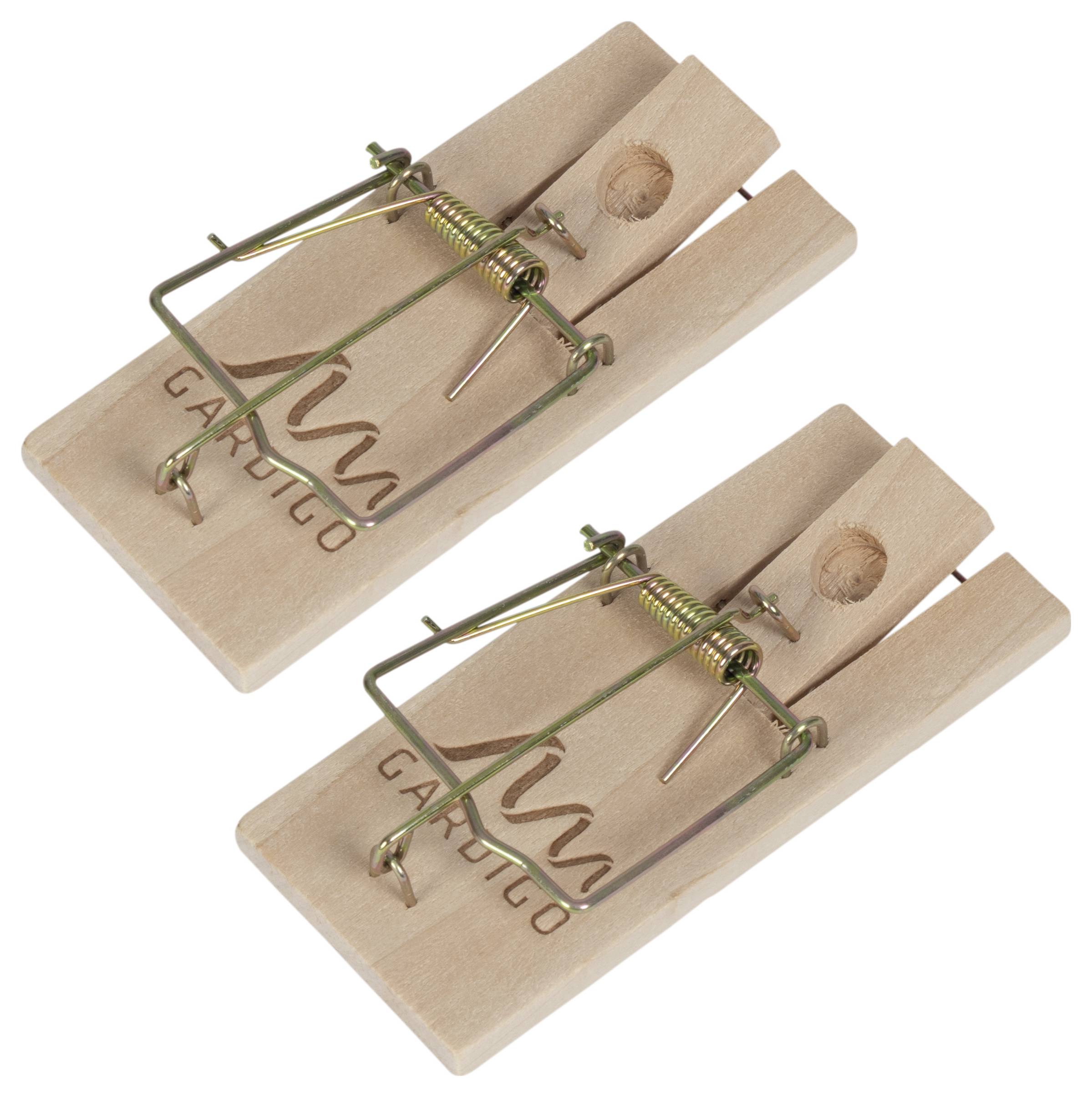Twee klassieke houten muizenvallen met metalen beugels, liggend op een witte ondergrond. Geschikt voor ongediestebestrijding.