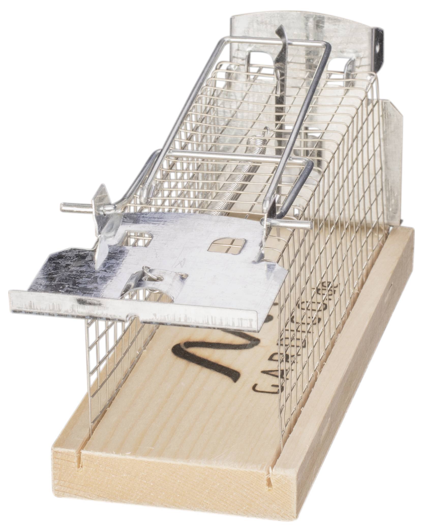 Een zilveren metalen muizenval op een houten voetstuk, klaargemaakt om muizen te vangen zonder het dier te verwonden.