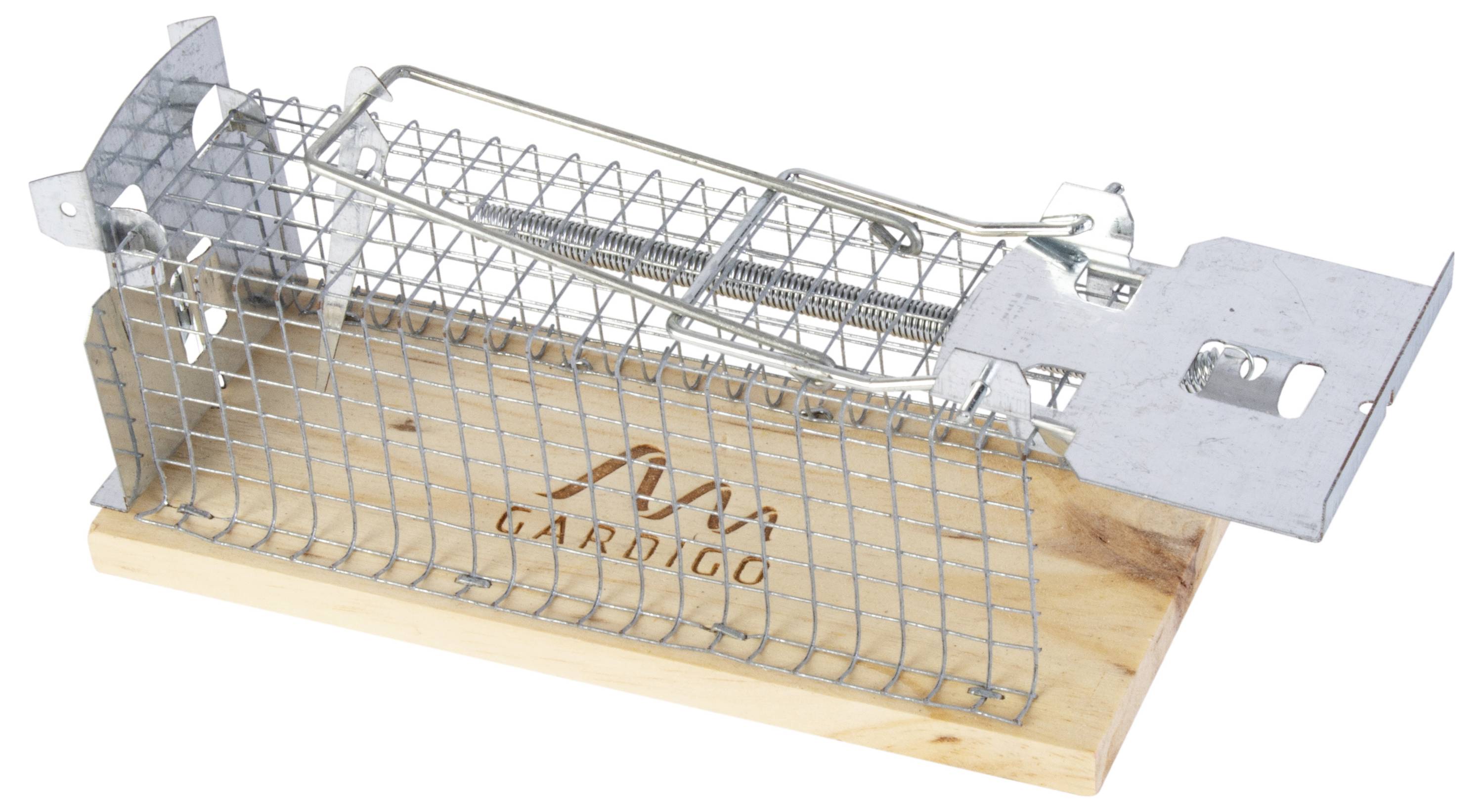 Een levendige val met draadkooi, voorzien van een houten sokkel en metalen rooster, ontworpen om kleine knaagdieren levend te vangen; met het opschrift 'Gardigo' op het hout.