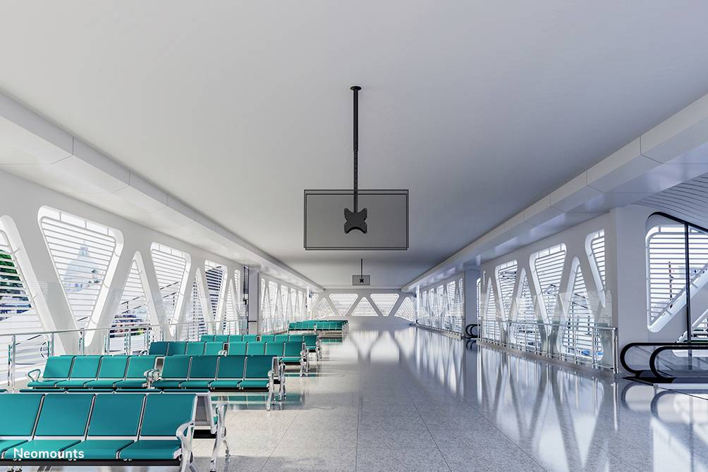 'Lichte wachtruimte in een moderne luchthaven met groene zitbanken en grote ramen. Lege roltrappen op de achtergrond.'