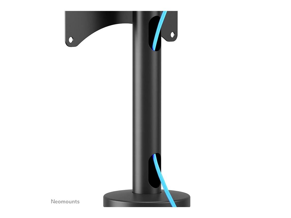 Een zwarte monitorarm met geïntegreerde kabelgeleiding, die een blauw kabel door twee openingen leidt. Links onderaan staat 'Neomounts'.