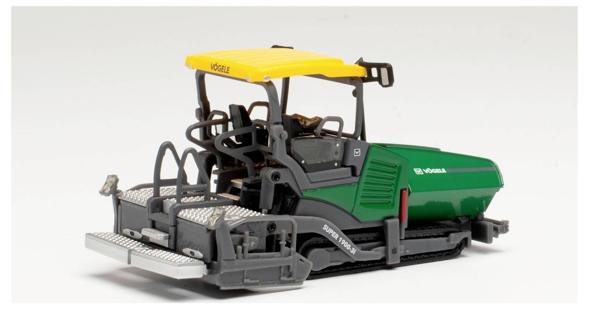 Een klein, gedetailleerd model van een groen en gele wegwalsmachine met zichtbare merklogo's, gefotografeerd vanuit een zijhoek op een witte achtergrond.