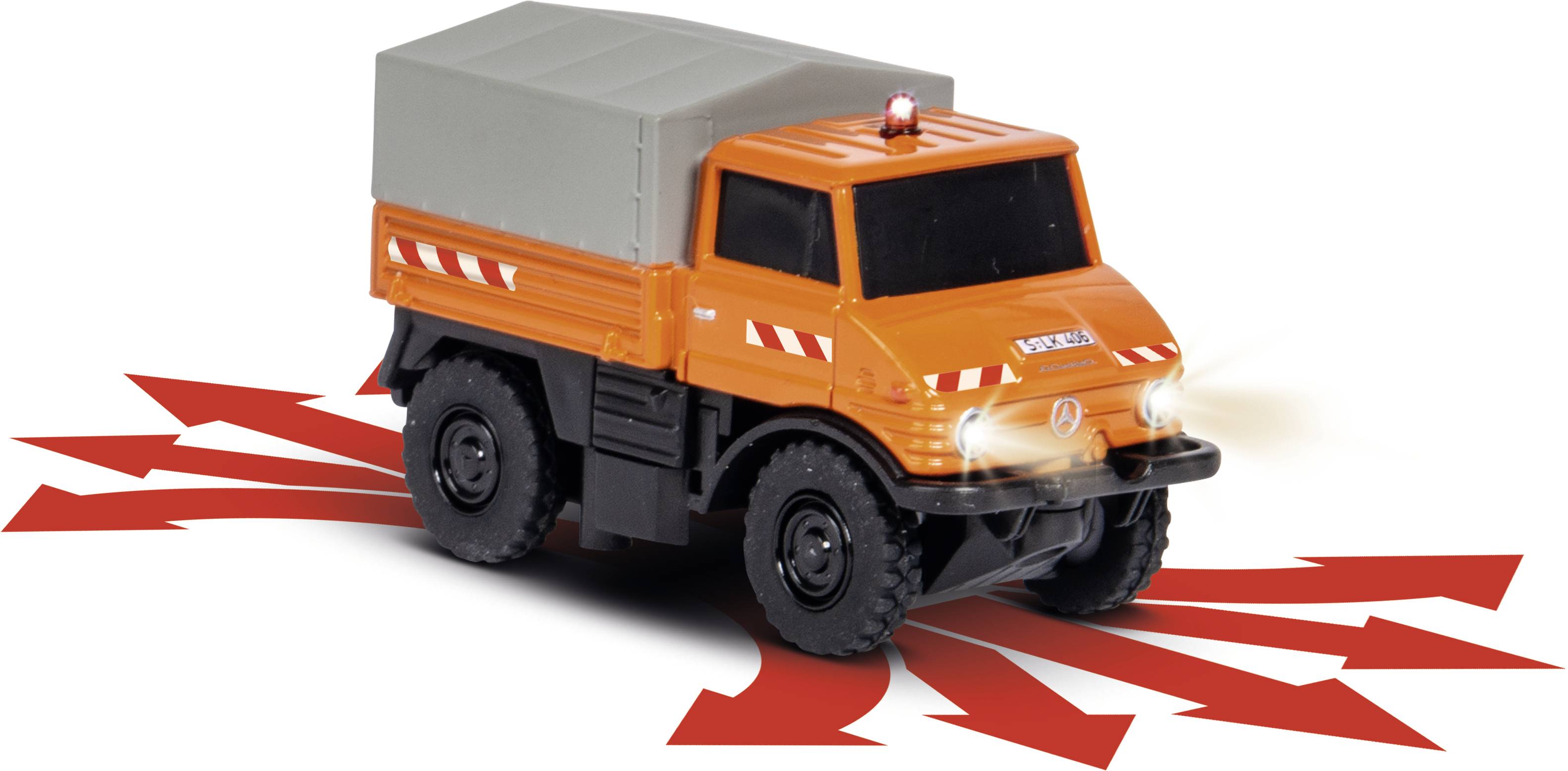 Een oranje speelgoed-vrachtwagen met een grijze huif, rijdt over pijlen in verschillende richtingen. LED-verlichting aan de voorkant brandt.