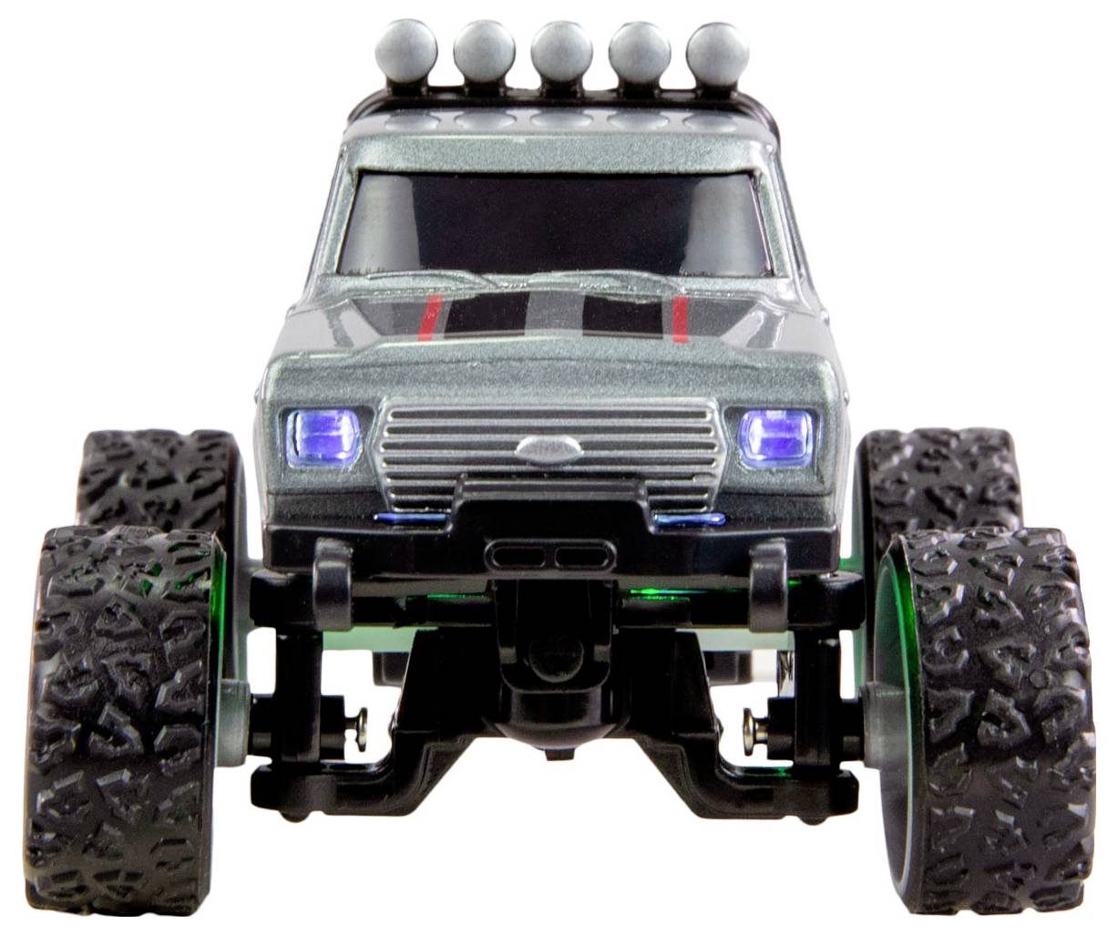 Een afstandsbediend off-road speelgoedauto met grote, geprofileerde banden en verlichte koplampen, frontaal weergegeven.