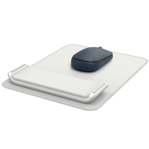 Een ergonomische computermuis en polssteun op een wit muismat.