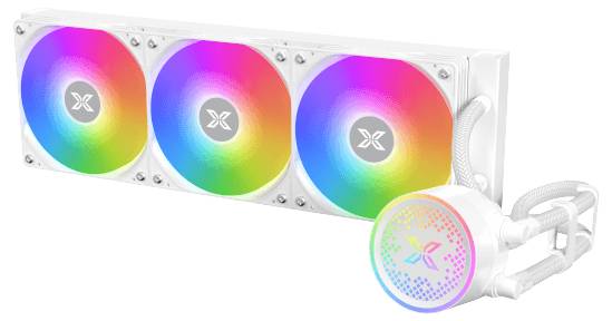 Drie RGB-ventilatoren en een CPU-waterkoeler met verlicht logo, beide in het wit, zorgen voor effectieve koeling en visuele accenten.
