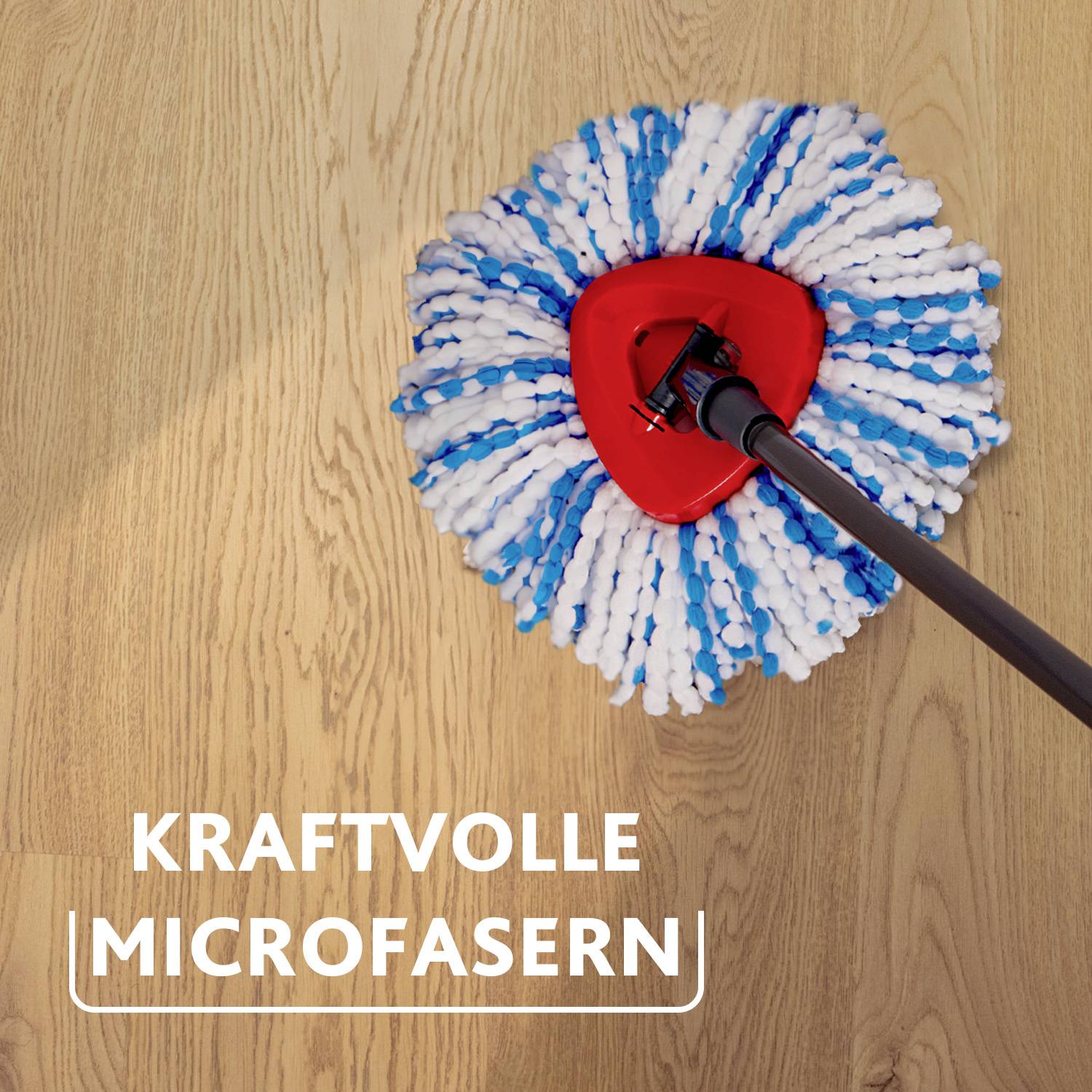 Een dweil met blauw-witte microvezels op een houten vloer. Tekst op de afbeelding: 'Krachtige microvezels'.