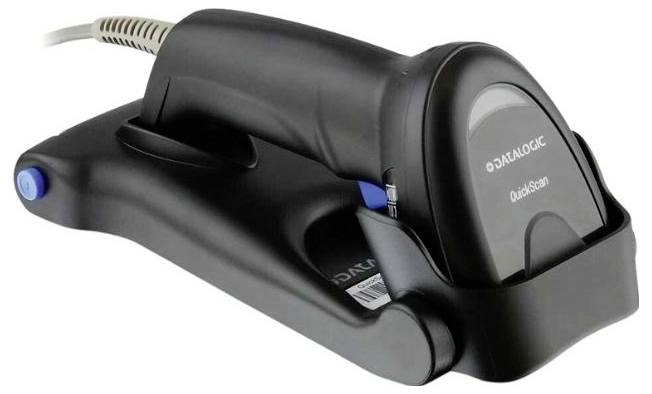 Een zwarte handscanner in een laadstation. Het apparaat wordt gebruikt voor het scannen van barcodes en is met een kabel verbonden.