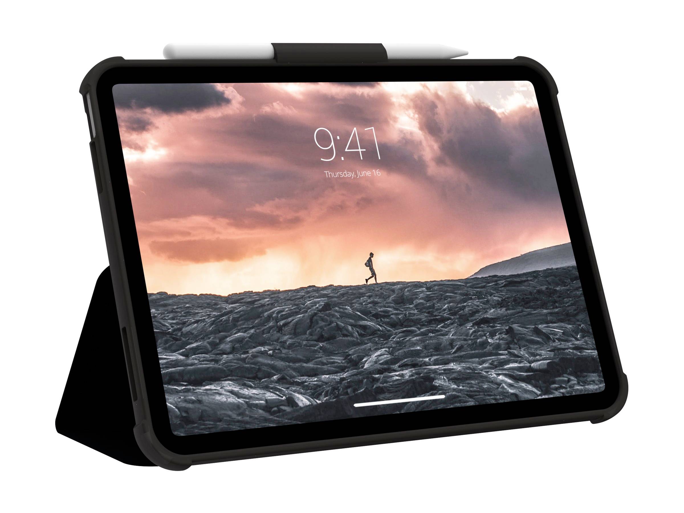 Een tablet met beschermhoes toont een screensaver met een zonsondergang en een persoon die over een steenlandschap loopt.