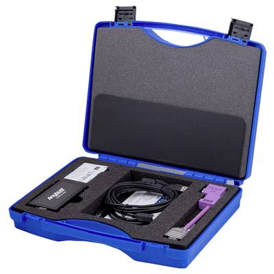 'Blauwe koffer met elektronische apparaten en kabels, netjes uitgelegd in schuimstof. Bevat adapters en USB-kabels.'