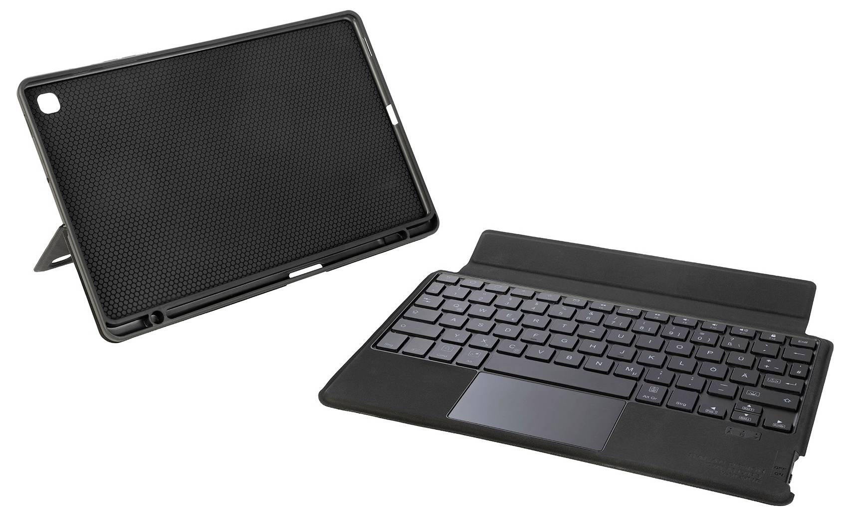 Een zwarte tabletcase met een gestructureerd oppervlak en een geïntegreerde standaard staat naast een zwart toetsenbord met een touchpad.